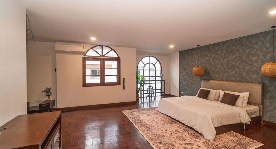 For rent 5 bedrooms townhouse in Watthana, Bangkok
