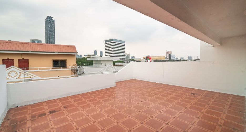 For rent 5 bedrooms townhouse in Watthana, Bangkok