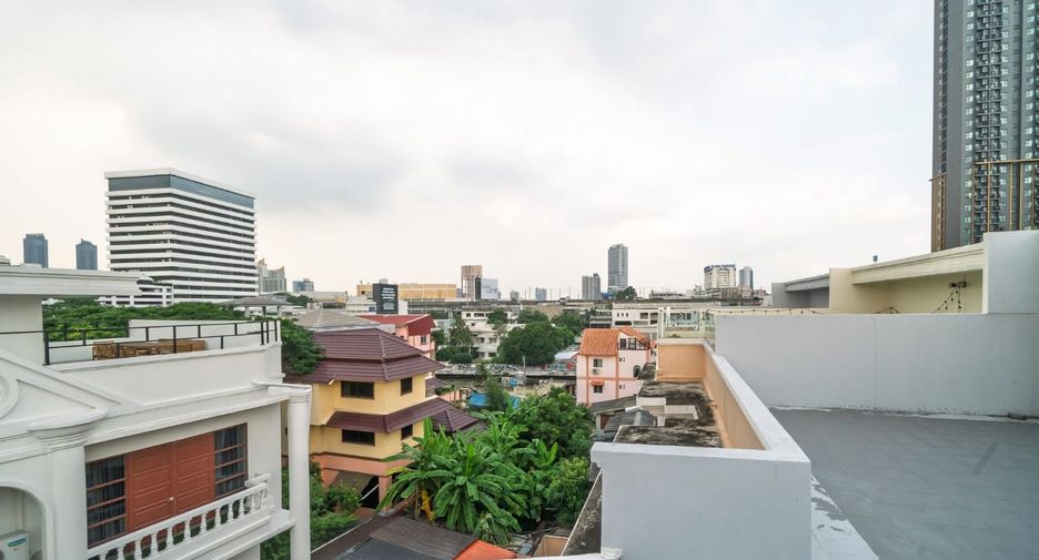 For rent 5 bedrooms townhouse in Watthana, Bangkok