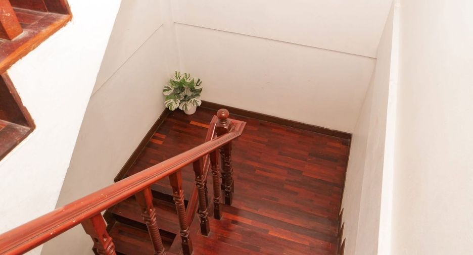 For rent 5 bedrooms townhouse in Watthana, Bangkok