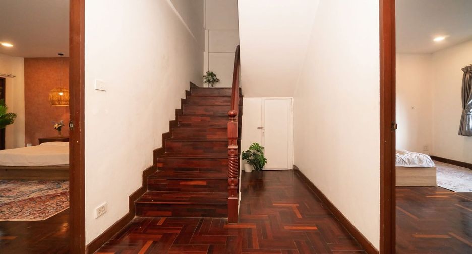 For rent 5 bedrooms townhouse in Watthana, Bangkok