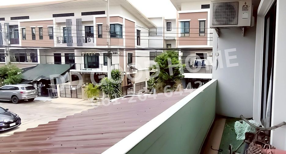 For sale 4 bedrooms townhouse in Khlong Sam Wa, Bangkok