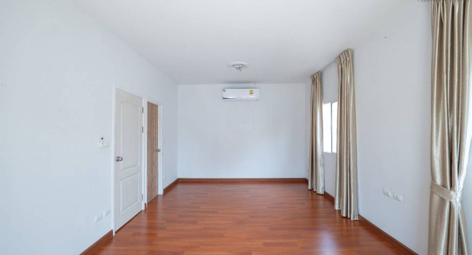 For sale 4 bedrooms house in Khlong Sam Wa, Bangkok
