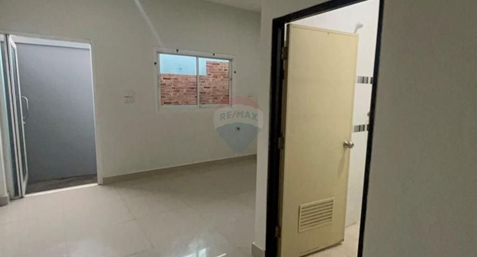 For sale 2 bedrooms townhouse in Mueang Surat Thani, Surat Thani