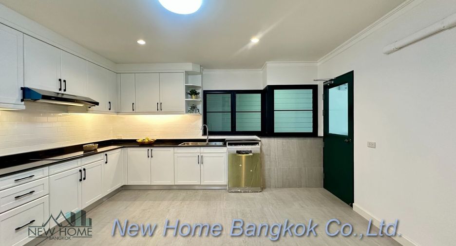 For rent 4 bedrooms apartment in Khlong Toei, Bangkok