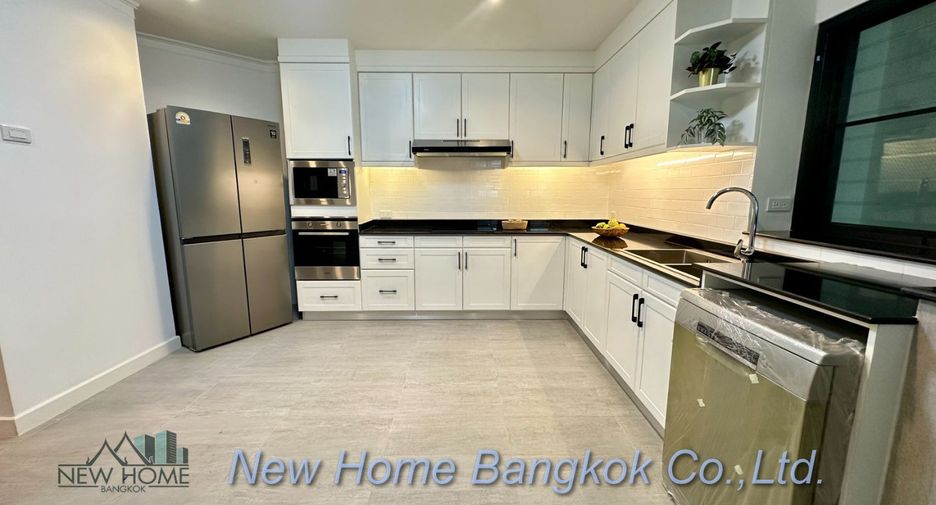 For rent 4 bedrooms apartment in Khlong Toei, Bangkok