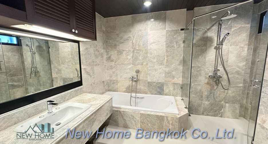For rent 4 bedrooms apartment in Khlong Toei, Bangkok