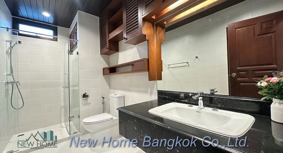 For rent 4 bedrooms apartment in Khlong Toei, Bangkok