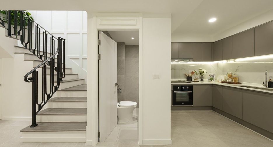 For sale 3 bedrooms townhouse in Watthana, Bangkok