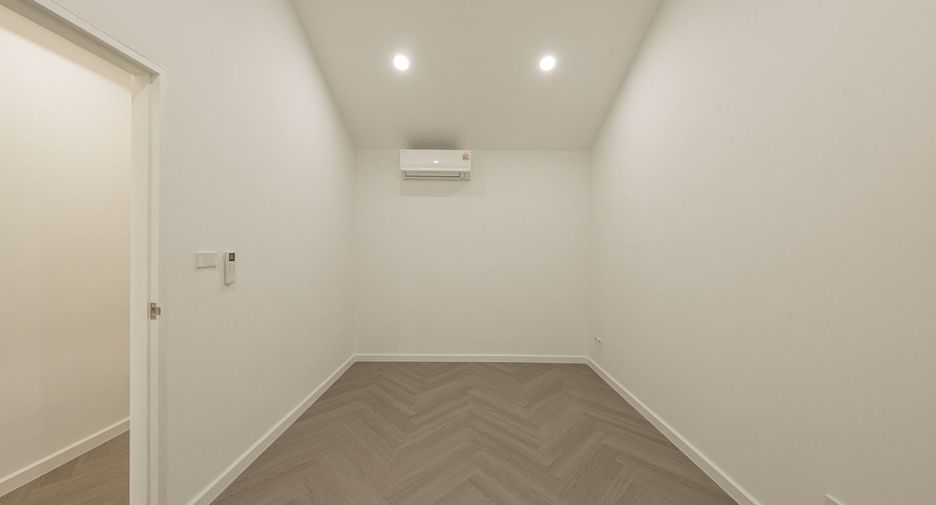 For sale 3 bedrooms townhouse in Watthana, Bangkok