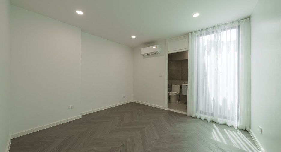 For sale 3 bedrooms townhouse in Watthana, Bangkok