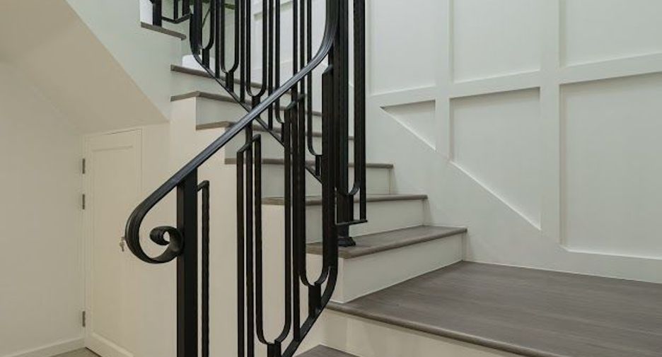 For sale 3 bedrooms townhouse in Watthana, Bangkok
