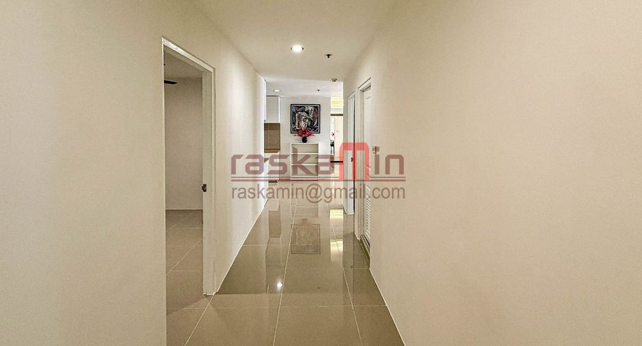 For rent 4 bedrooms condo in Khlong Toei, Bangkok