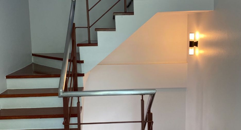For rent 3 bedrooms retail Space in Mueang Chiang Mai, Chiang Mai