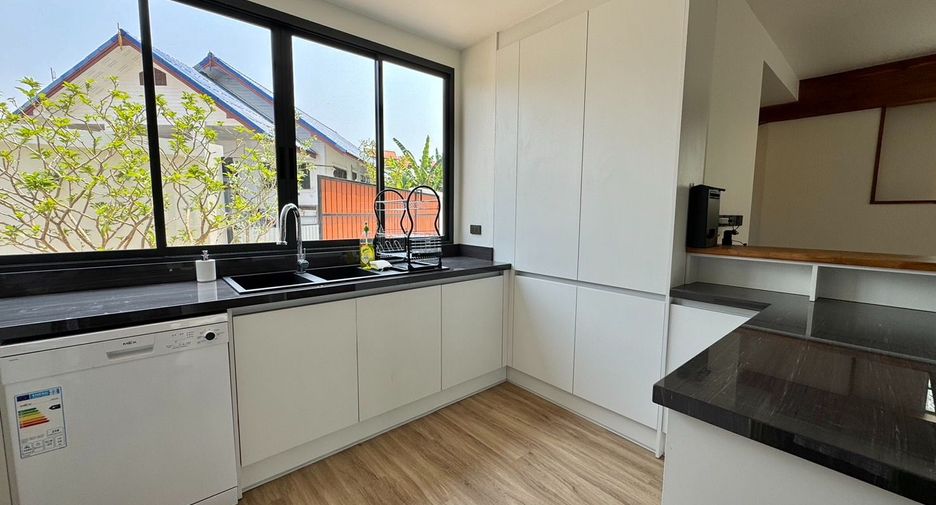For rent 5 bedrooms villa in Mueang Chiang Mai, Chiang Mai