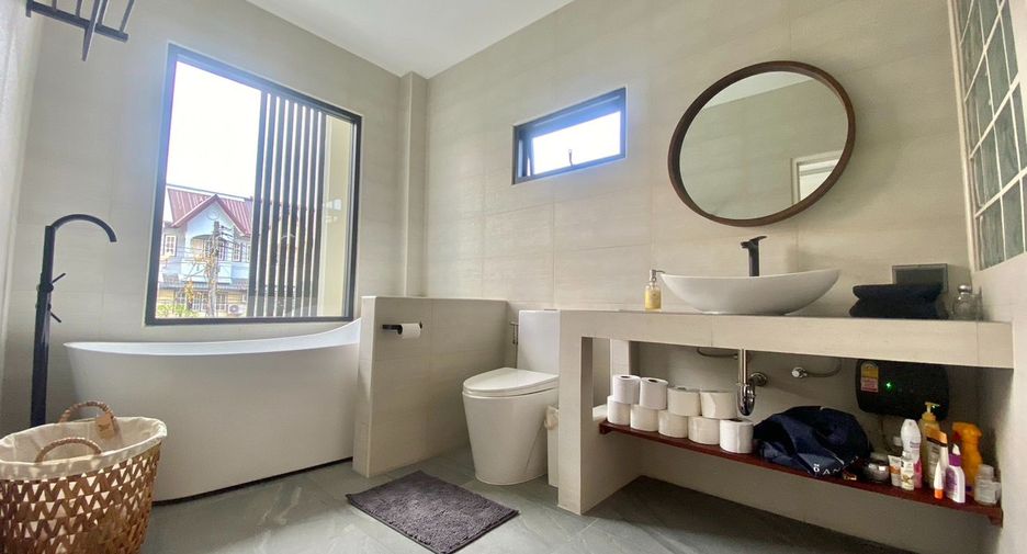 For rent 5 bedrooms villa in Mueang Chiang Mai, Chiang Mai