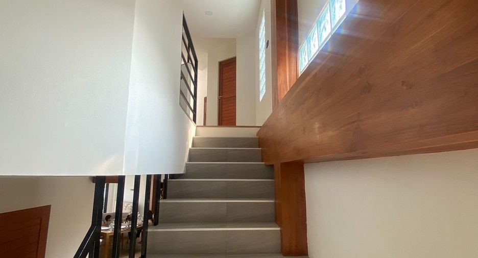 For rent 5 bedrooms villa in Mueang Chiang Mai, Chiang Mai