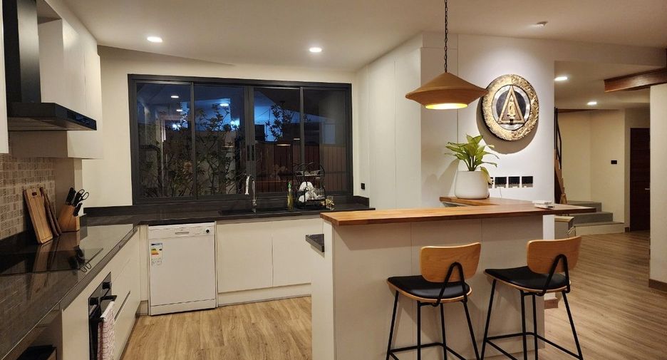 For rent 5 bedrooms villa in Mueang Chiang Mai, Chiang Mai