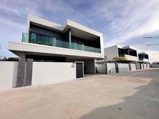 Villa en alquiler y en venta de 5 habitaciones en Bang Lamung, Chonburi