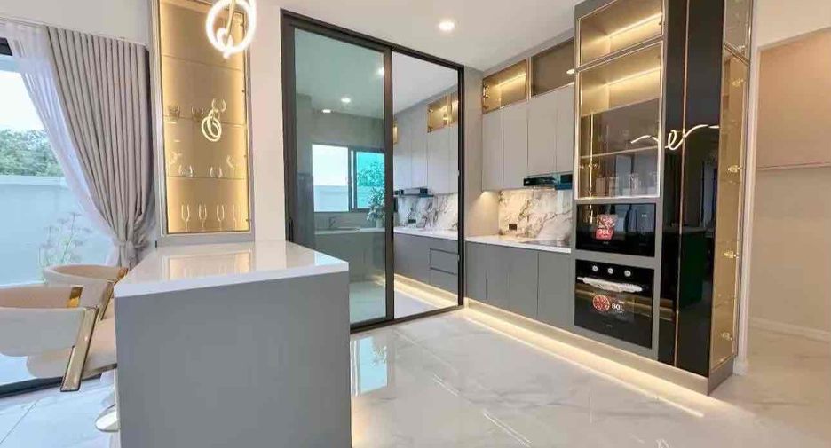 Villa en alquiler y en venta de 5 habitaciones en Bang Lamung, Chonburi