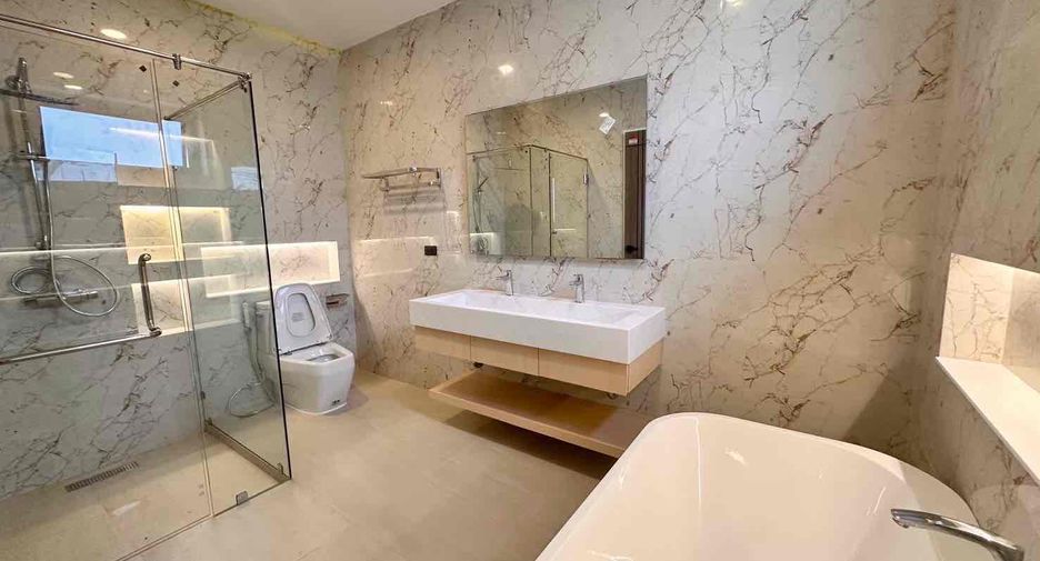Villa en alquiler y en venta de 5 habitaciones en Bang Lamung, Chonburi