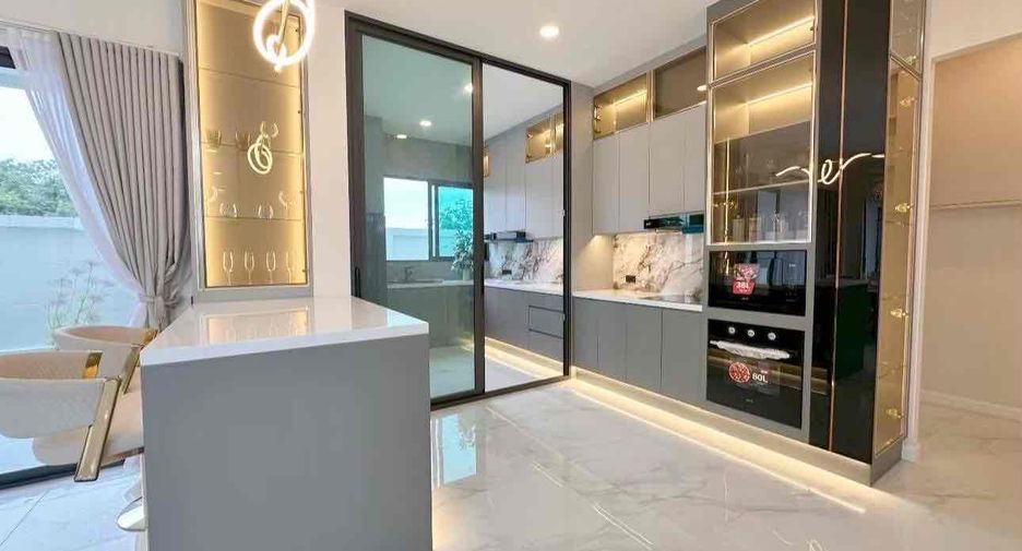 Villa en alquiler y en venta de 5 habitaciones en Bang Lamung, Chonburi