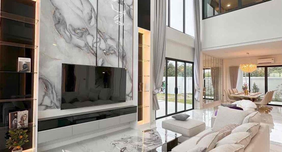 Villa en alquiler y en venta de 5 habitaciones en Bang Lamung, Chonburi