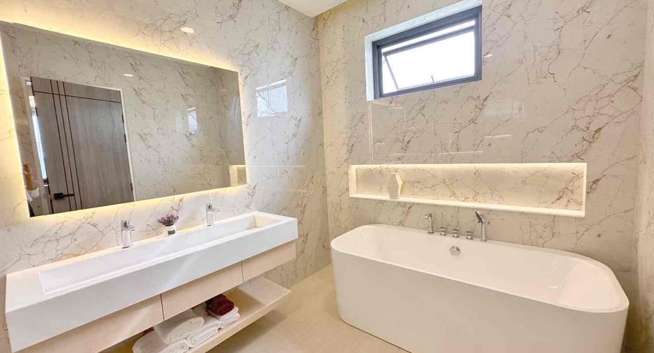 Villa en alquiler y en venta de 5 habitaciones en Bang Lamung, Chonburi