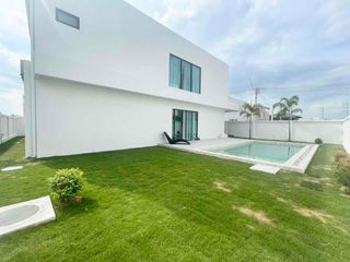 Villa en alquiler y en venta de 5 habitaciones en Bang Lamung, Chonburi