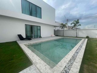 Villa en alquiler y en venta de 5 habitaciones en Bang Lamung, Chonburi