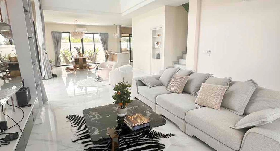 Villa en alquiler y en venta de 5 habitaciones en Bang Lamung, Chonburi