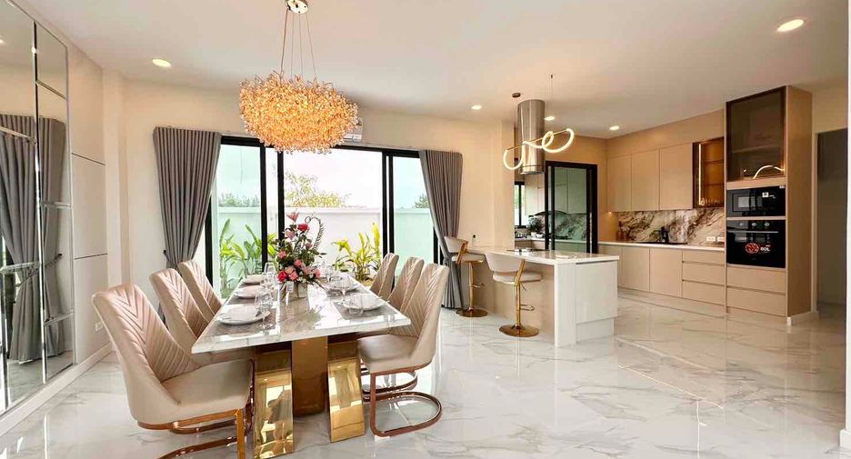 Villa en alquiler y en venta de 5 habitaciones en Bang Lamung, Chonburi