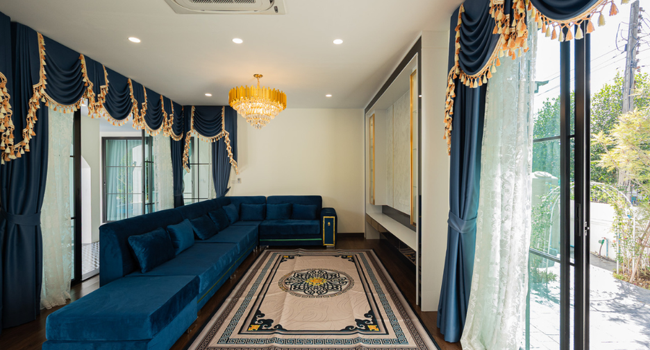 For sale 9 bedrooms villa in Mueang Lamphun, Lamphun