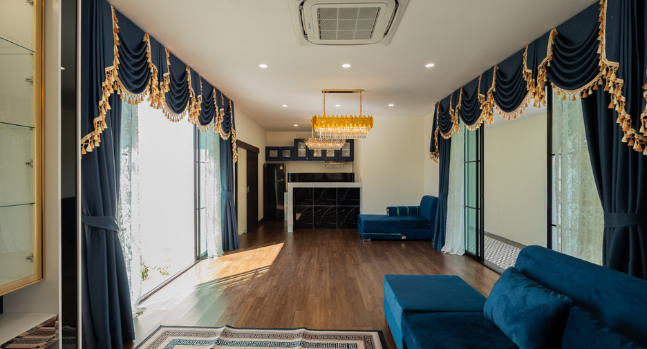 For sale 9 bedrooms villa in Mueang Lamphun, Lamphun
