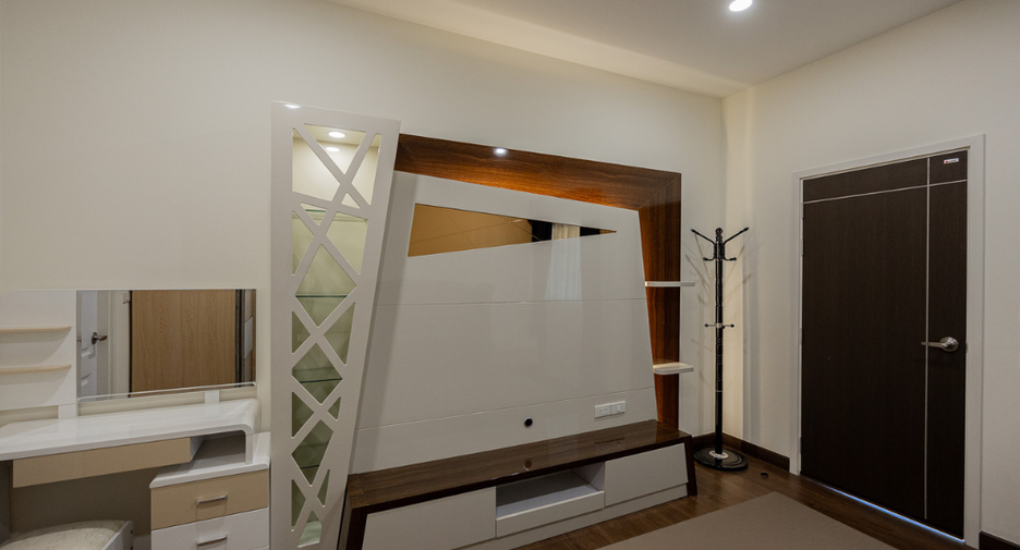 For sale 9 bedrooms villa in Mueang Lamphun, Lamphun