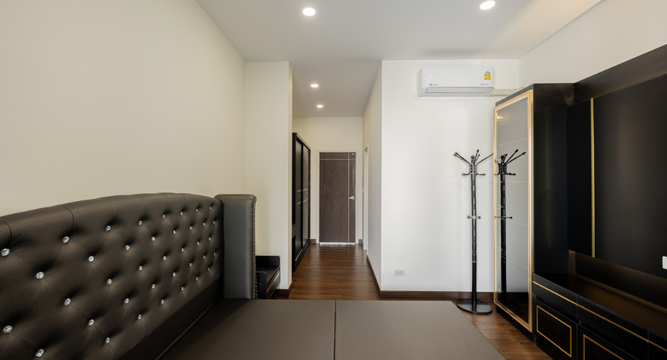 For sale 9 bedrooms villa in Mueang Lamphun, Lamphun