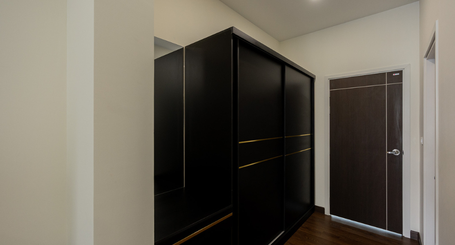 For sale 9 bedrooms villa in Mueang Lamphun, Lamphun