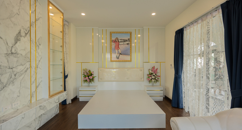 For sale 9 bedrooms villa in Mueang Lamphun, Lamphun