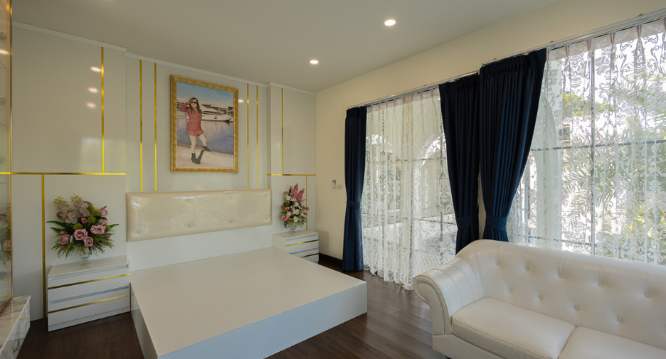 For sale 9 bedrooms villa in Mueang Lamphun, Lamphun