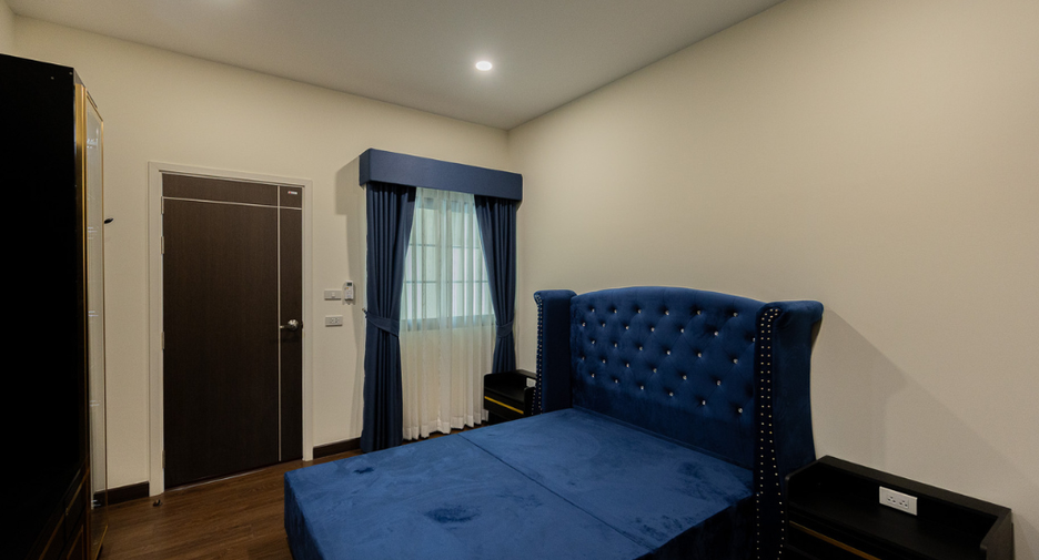 For sale 9 bedrooms villa in Mueang Lamphun, Lamphun