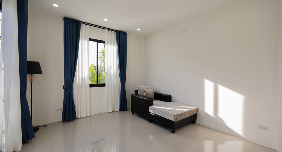 For sale 9 bedrooms villa in Mueang Lamphun, Lamphun