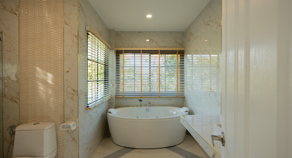 For sale 9 bedrooms villa in Mueang Lamphun, Lamphun