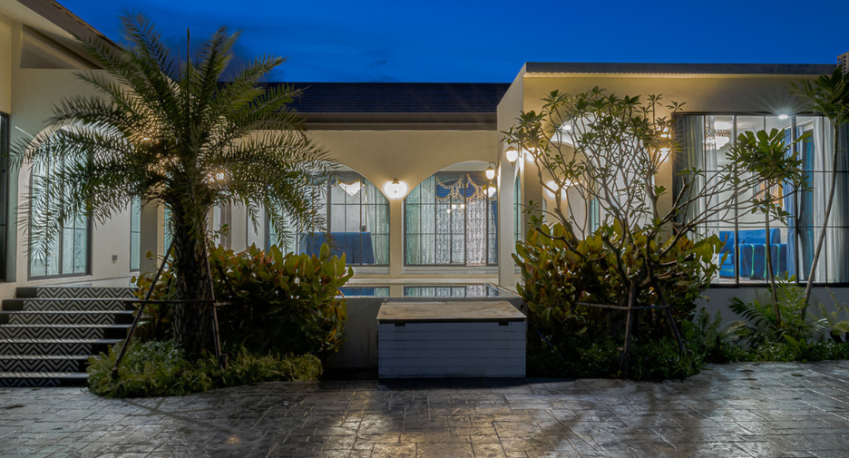 For sale 9 bedrooms villa in Mueang Lamphun, Lamphun