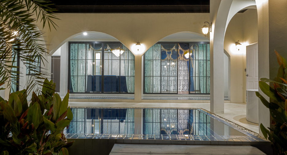 For sale 9 bedrooms villa in Mueang Lamphun, Lamphun