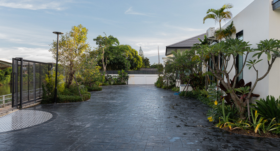 For sale 9 bedrooms villa in Mueang Lamphun, Lamphun