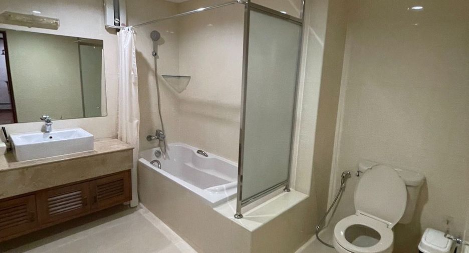 For sale 2 bedrooms condo in Khlong Toei, Bangkok