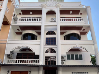 Haus zur Miete mit 4 Zimmer in Watthana, Bangkok