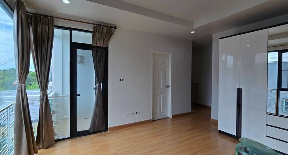 Casa adosada en alquiler de 4 habitaciones en Mueang Samut Prakan, Samut Prakan