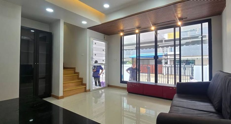 Casa adosada en alquiler de 4 habitaciones en Mueang Samut Prakan, Samut Prakan