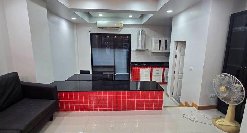 Casa adosada en alquiler de 4 habitaciones en Mueang Samut Prakan, Samut Prakan